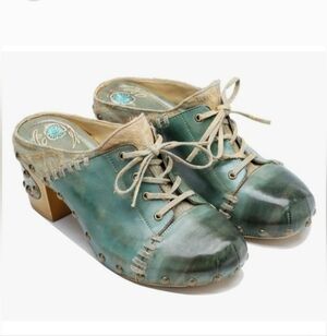 Stylish Green Leather Women's Clogs Unique Design Vintage Style